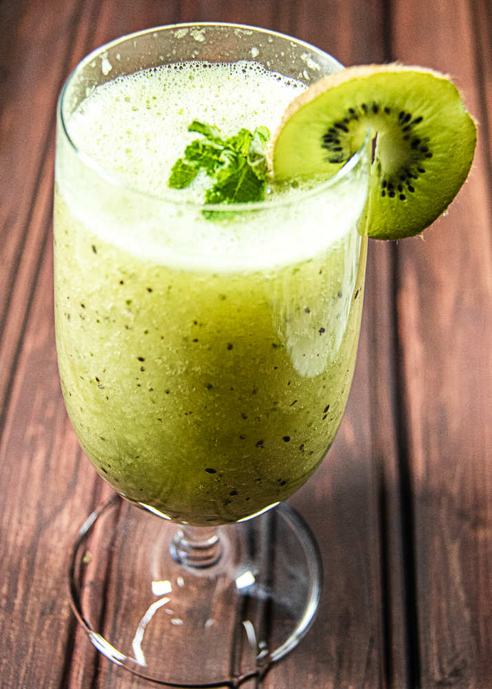 Kiwi Lime Mocktail in glass with kiwi slice
