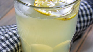 fresh squeezed lemonade in glass with lemon slice