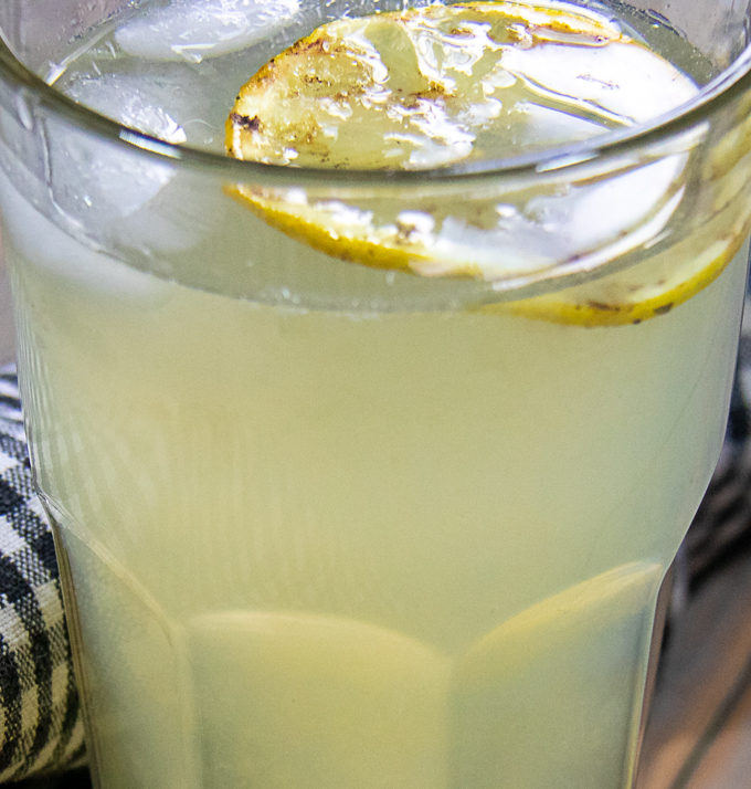 fresh squeezed lemonade in glass with lemon slice
